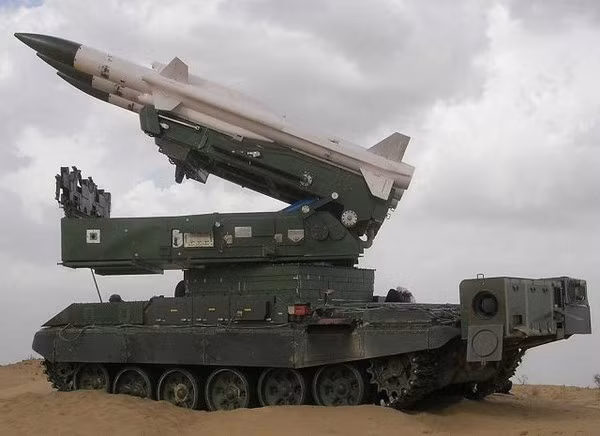 Dễ nhận thấy nhất là tiêm kích hạng nhẹ HAL Tejas hay xe tăng chiến đấu chủ lực Arjun, với công nghệ chắp vá từ Nga, Pháp, Israel… thiếu tính thống nhất, dẫn tới thời gian thử nghiệm kéo dài hàng chục năm.