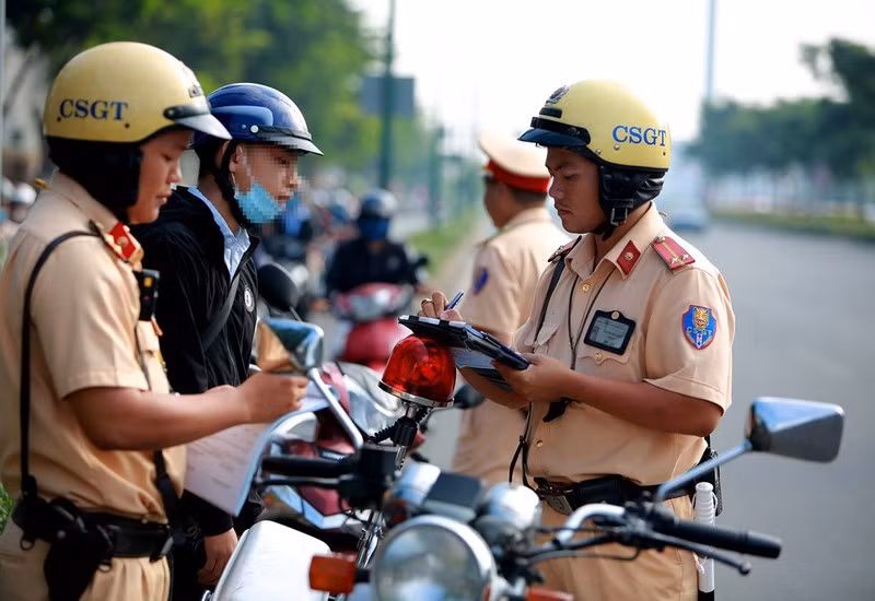 Tuần tra, kiểm soát và xử lý vi phạm hành chính về trật tự an toàn giao thông đường bộ, đường thủy, đường sắt; (Ảnh minh hoạ) 