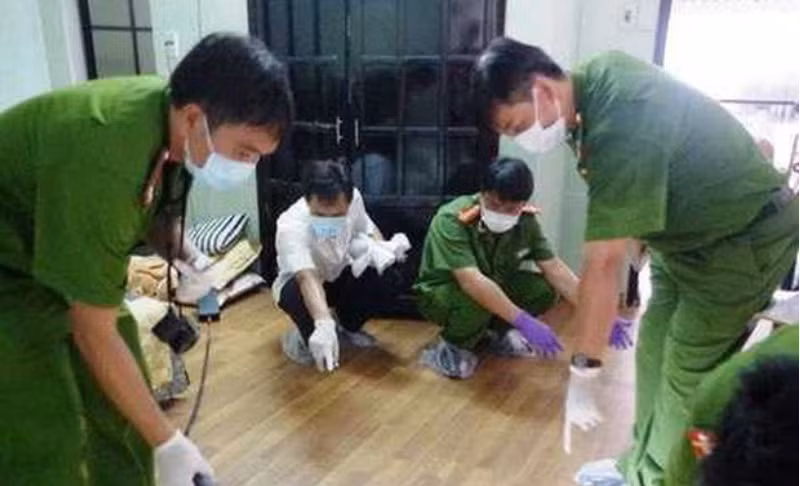 Tiếp nhận thông tin, thượng tá Lê Tiến Bắc - Trưởng Công an huyện Phú Xuyên đã chỉ đạo Đội Cảnh sát hình sự xuống địa bàn, tiếp nhận vụ việc; phối hợp với các đơn vị liên quan bảo vệ hiện trường, lấy lời khai... Kết quả khám nghiệm ban đầu xác định, nguyên nhân dẫn đến cái chết cho cụ L và bà Th là bị chấn thương sọ não. Căn cứ vào các tài liệu thu thập được, ngày 24/2, Cơ quan CSĐT Công an huyện Phú Xuyên đã ra quyết định khởi tố vụ án hình sự giết người. (Ảnh minh hoạ)