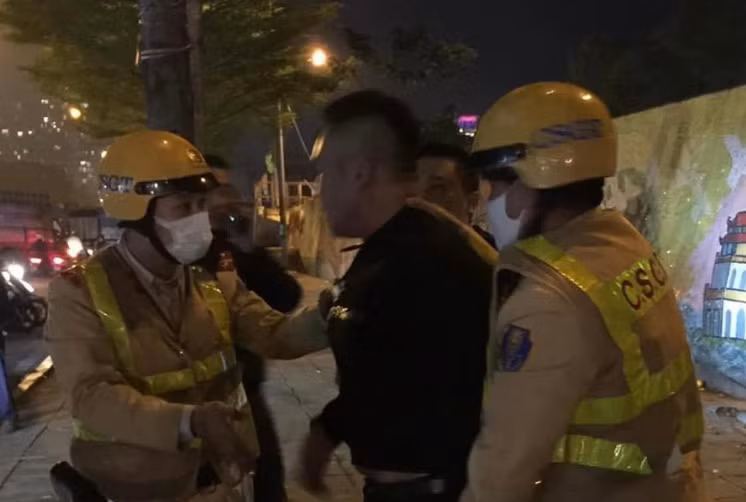 Hà Nội: Vi phạm nồng độ cồn, tài xế hất CSGT lên nóc capo Ha Noi: Vi pham nong do con, tai xe hat CSGT len noc capo