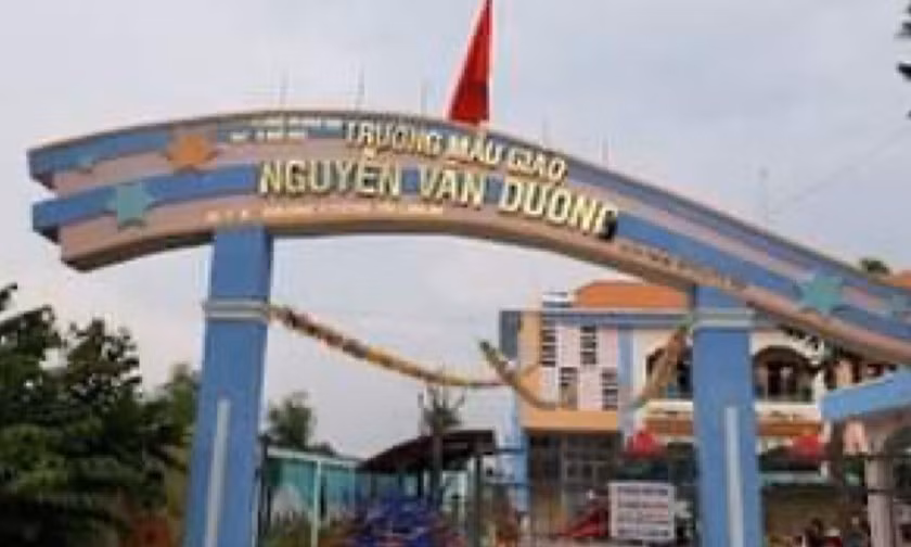  Trẻ 5 tuổi tử vong trong giờ nghỉ trưa ở trường mẫu giáo: Ngày 2/12/2022, Phòng Giáo dục và Đào tạo huyện Đức Hòa, tỉnh Long An nhận được thông tin từ Trường Mẫu giáo Nguyễn Văn Dương (xã Đức Hòa Đông, huyện Đức Hòa) về việc một bé trai có biểu hiện tím tái khi đang ngủ tại lớp và tử vong sau khi được đưa đến cơ sở y tế. Nạn nhân là cháu N.H.M (5 tuổi, ở xã Đức Hòa Đông) đang học lớp Lá 1, trường Mẫu giáo Nguyễn Văn Dương. Sáng cùng ngày, trẻ được mẹ đưa đến lớp và có biểu hiện bình thường, tham gia sinh hoạt, vui chơi cùng các bạn.