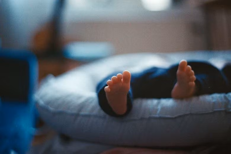 Đến 10h30, trẻ ăn trưa và uống hộp sữa nước do phụ huynh mang theo, sau đó đi ngủ trưa. Tuy nhiên, đến khoảng 12h, cháu M có biểu hiện tím tái, giáo viên lập tức đưa bé đến Trạm y tế xã Đức Hòa Đông. Tại đây, nhân viên trạm y tế xác định bé có biểu hiện nguy kịch, không thể sơ cứu được nên đề nghị đưa đi bệnh viện. Hai giáo viên trường đã dùng xe máy chở bé đến một phòng khám tại xã Đức Hòa Hạ, cách trường khoảng 5km, bác sĩ xác nhận bé đã tử vong. Theo báo cáo Phòng Giáo dục và Đào tạo huyện Đức Hòa, bé trai này có thể trạng ốm, cân nặng 14kg, những ngày gần đây bé có biểu hiện ho nhiều vào buổi trưa. (Ảnh minh họa) 