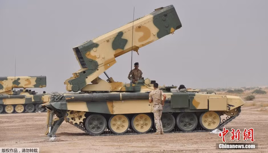 TOS-1 (từ viết tắt TOS trong tiếng Nga có nghĩa là "hệ thống phun lửa hạng nặng") là pháo phản lực đa nòng và là vũ khí nhiệt áp được phát triển từ giữa năm 1980 cho nhiệm vụ diệt bộ binh tập trung tại nơi địa hình trống trải. Trong ảnh, binh sĩ Iraq huấn luyện nạp đạn vào xe phóng.