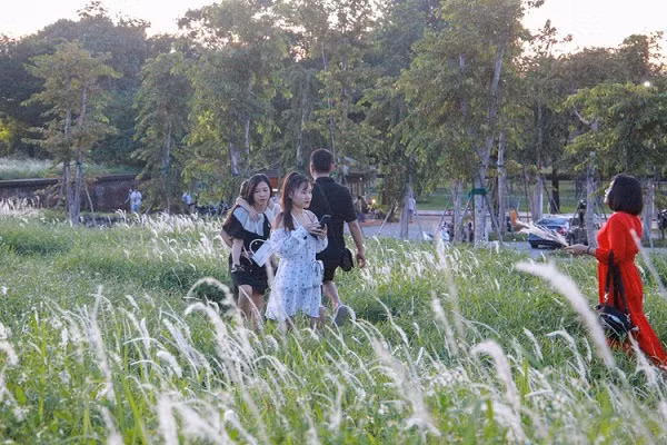Tiết trời mát mẻ của thu xứ Huế càng thu hút đông người đến tham quan, trải nghiệm.