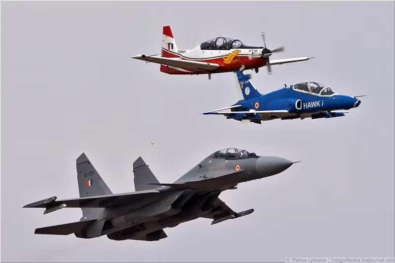 Biên đội hỗn hợp Su-30MKI, máy bay huấn luyện sơ cấp động cơ cánh quạt và máy bay huấn luyện phản lực BAE Hawk Mk 132 của Không quân Ấn Độ. Nguồn ảnh: Arms-Expo