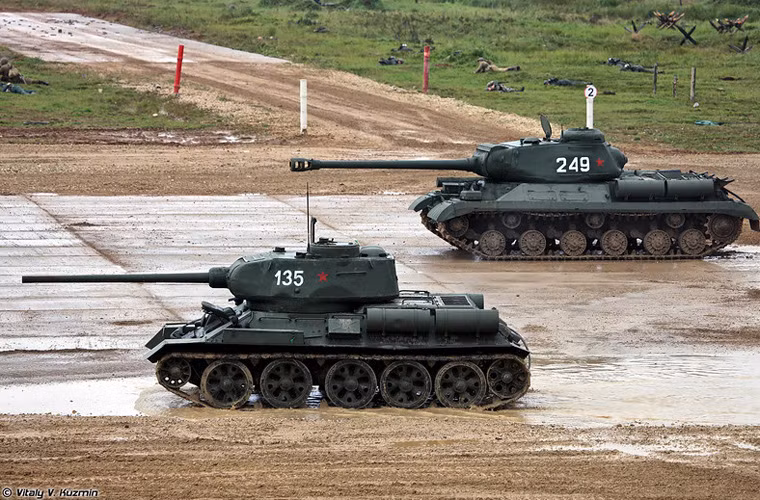 Hóa ra không chỉ có T-34-85 huyền thoại mà các xe tăng IS-2 – một trong những cỗ xe tăng mạnh nhất thời chiến tranh thế giới thứ 2 cũng được Quân đội Nga ưu ái giữ lại một số lượng nhỏ phục vụ các hoạt động quân sự. Trong ảnh: IS-2 và T-34-85 “sánh đôi” trong một sự kiện của Quân đội Nga. Nguồn ảnh: Vitaly Kuzmin