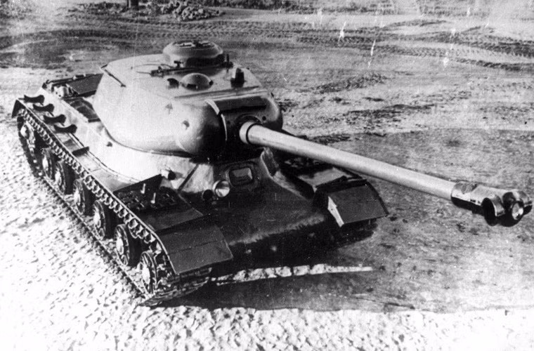Ưu thế hỏa lực của IS-2 được chứng minh trong trận đánh vào tháng 8/1944, khi đó pháo 122mm trên IS-2 đã phá hủy giáp trước của Tiger II ở cự ly đến 1.000m, trong khi pháo 88mm của Tiger II bất lực trước giáp trước của IS-2. Nguồn ảnh: tanki-v-boju
