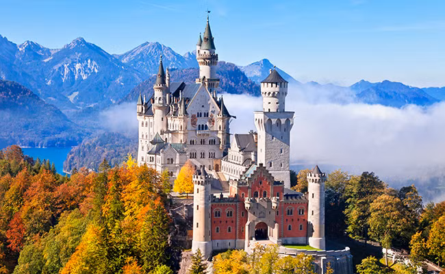 Lâu đài Neuschwanstein ở Đức hiện lên như trong truyện cổ tích.