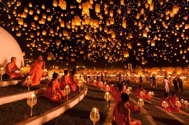Điểm nổi bật của lễ hội Yi Peng là hoạt động thả đèn trời tập thể, khi hàng ngàn chiếc đèn được thắp sáng và bay lên cao, rực rỡ và lấp lánh hòa vào màn đêm đen đặc.
