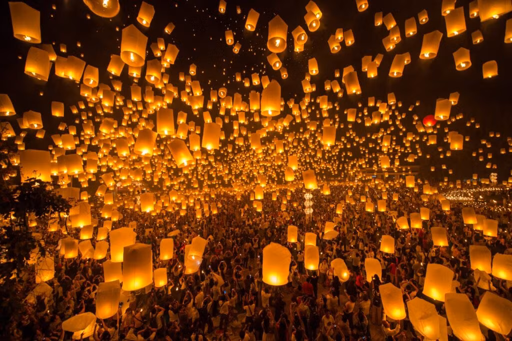 Những chiếc đèn càng lên cao càng thu nhỏ lại giống như những vì sao xa xôi, lại giống đàn đom đóm lập lòe thắp sáng cả một vùng.