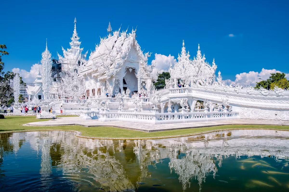 Wat Rong Khun, nổi tiếng thế giới với cái tên “Chùa Trắng”, là một biểu tượng văn hóa của Thái Lan. Ý tưởng xây dựng chùa Wat Rong Khun là của Chalermchai Kositpipat – họa sĩ và là một trong những kiến trúc sư nổi tiếng ở Thái Lan.
