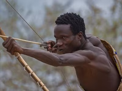 Bộ tộc Hadza sống lang thang trên những đồng cỏ thành từng nhóm khoảng 30 đến 40 người. Ảnh: Nature.