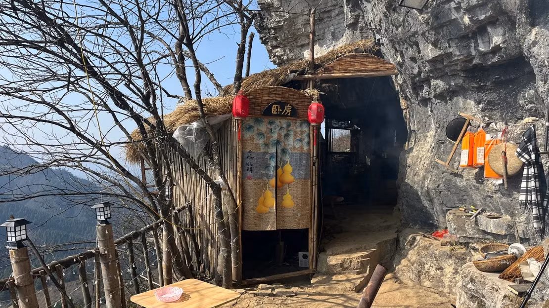 Chang trai 21 tuoi quyet dinh “nghi huu”, len nui song