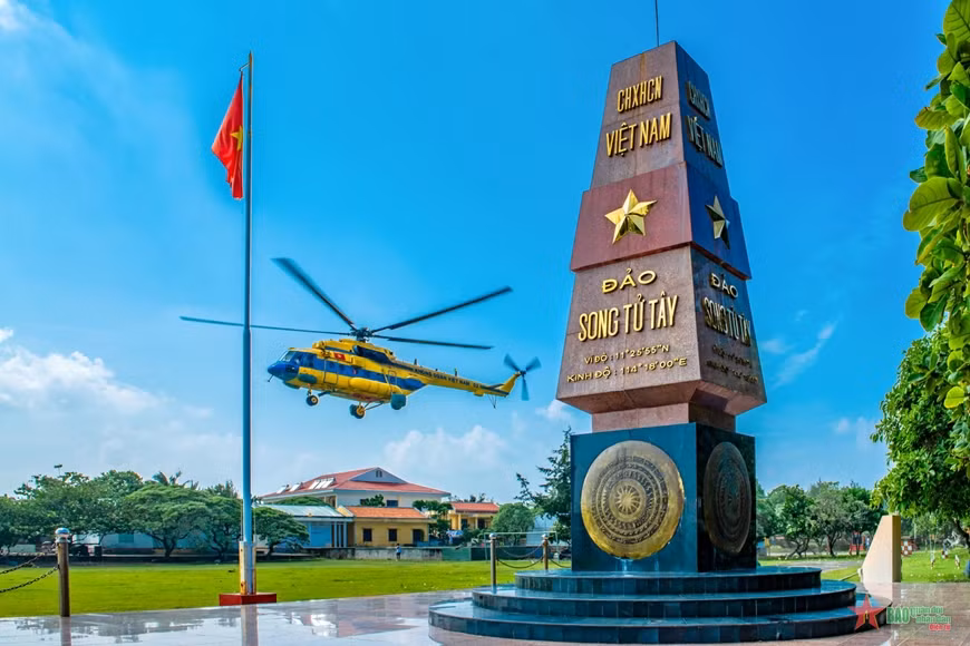 Một số hình ảnh hoạt động của bộ đội Phòng không-Không quân hôm nay: 