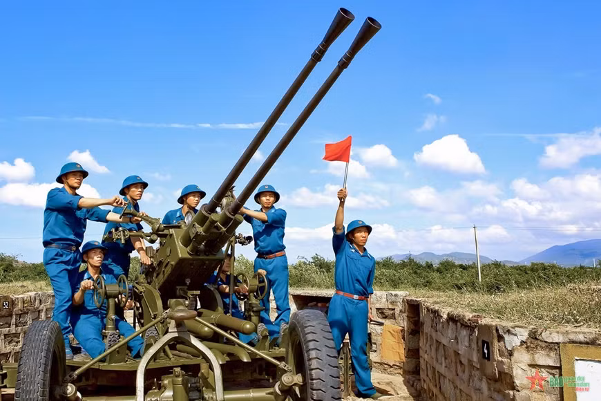 Phát huy truyền thống đơn vị Anh hùng lực lượng vũ trang nhân dân, thế hệ cán bộ, chiến sĩ Phòng không-Không quân hôm nay đang nỗ lực rèn luyện, học tập, công tác, cảnh giác, sẵn sàng chiến đấu cao, tập trung xây dựng Quân chủng vững mạnh toàn diện theo hướng “Cách mạng, chính quy, tinh nhuệ, hiện đại” làm chủ vũ khí, nâng cao chất lượng huấn luyện, trình độ và khả năng sẵn sàng chiến đấu bảo vệ vững chắc bầu trời Tổ quốc.