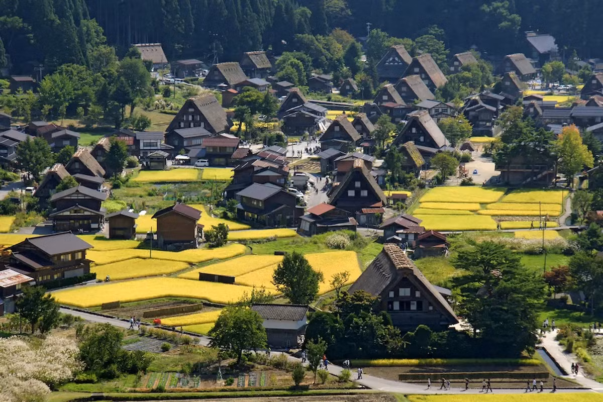 Nằm dưới chân núi Hakusan ở miền Trung Nhật Bản, ngôi làng cổ Shirakawago là một trong những địa điểm nổi tiếng thế giới với loạt ngôi nhà đẹp như tranh vẽ.