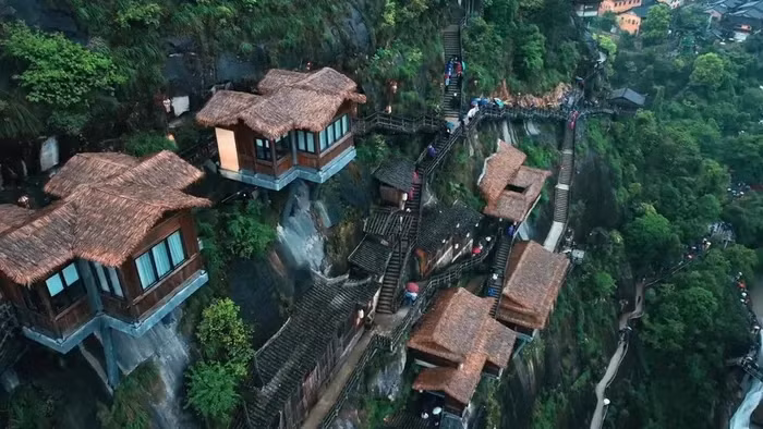Những ngôi nhà chênh vênh trên vách đá, tương truyền là trong một trận đại hồng thuỷ, hạc trắng đã ngậm quả dại đến tiếp tế cho dân làng đang mắc kẹt. Từ đó, nơi này còn có tên là Bạch hạc Nhai (vách đá hạc trắng).