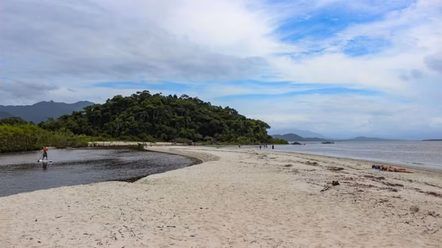 Ở đảo Ilha do Cardoso, chỉ có người sinh ra tại đây hoặc phải kết hôn với một người địa phương thì mới được định cư.