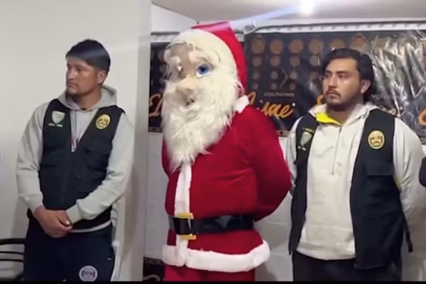 Dac vu cai trang ong gia Noel bat song trum ma tuy