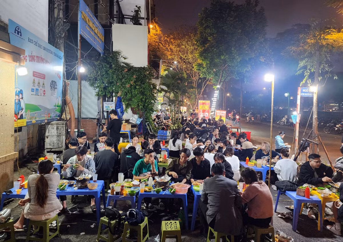 Vỉa hè trên phố Nguyễn Ngọc Vũ (quận Cầu Giấy).