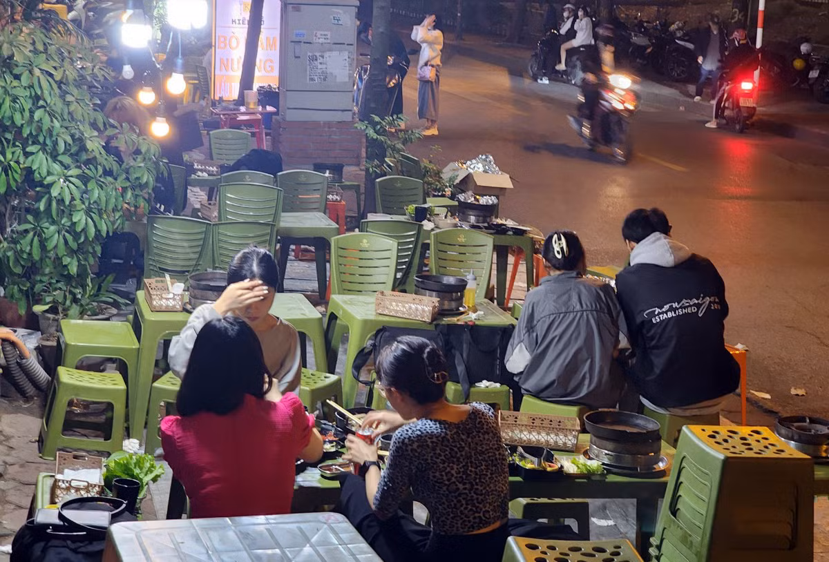 Cả tuyến phố Nguyễn Ngọc Vũ (quận Cầu Giấy) biến thành "phố lẩu nướng" bày bán tràn lan trên vỉa hè.