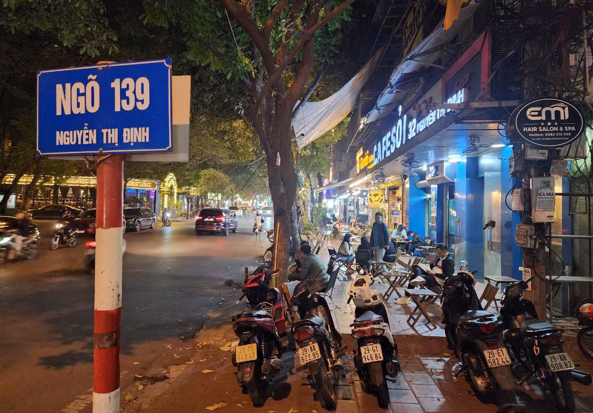 Vỉa hè đường Nguyễn Thị Định (quận Thanh Xuân) là nơi buôn bán của các hàng quán từ nhiều năm nay, gây cản trở người đi bộ. 