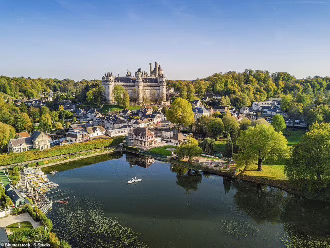 Pierrefonds, một ngôi làng ở miền bắc nước Pháp, nổi tiếng với lâu đài có thể chiêm ngưỡng toàn bộ ngôi làng từ cao nguyên đá. Ảnh: Shutterstock.