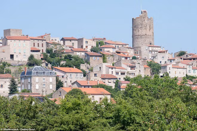 Montpeyroux, ở Auvergne-Rhône-Alpes, là một trong những ngôi làng đẹp nhất nước Pháp với cảnh đẹp ấn tượng khi ngắm từ tòa tháp cổ bên trong làng. Ảnh: Shutterstock.