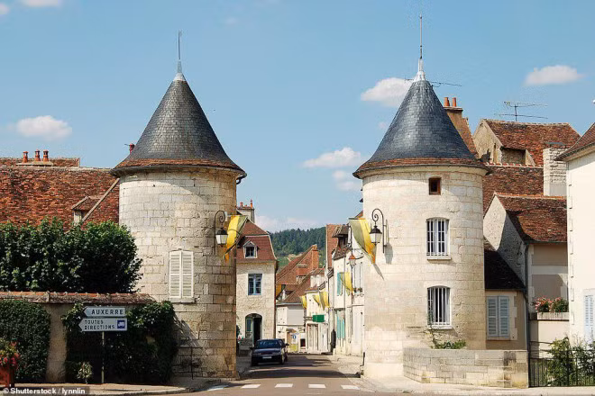 Làng rượu vang nổi tiếng ở Chablis. Địa danh “Cổng vàng Burgundy”, được cho là cái nôi của những vườn nho cổ xưa, chất lượng rộng 4.500 ha. Ảnh: Shutterstock.