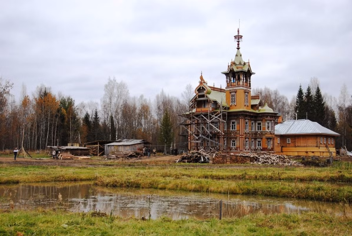 Đến năm 2005, một người đàn ông Nga sống ở thủ đô Moscow biết tới tòa lâu đài gỗ đặc biệt này thông qua mạng Internet. Do rất ấn tượng với tòa nhà nên ông quyết định tái thiết công trình này.