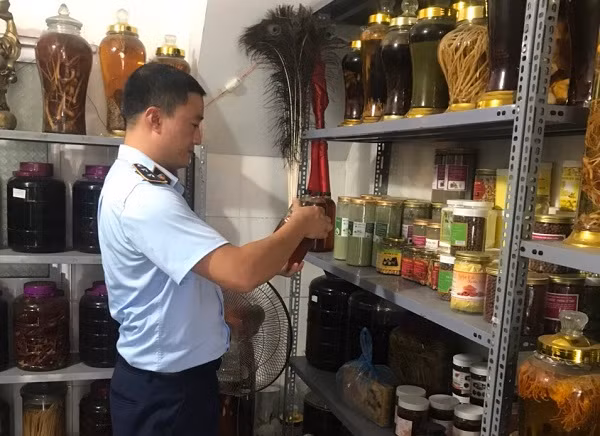 Tại thời điểm kiểm tra, Đội QLTT số 1 xác định 5 hành vi vi phạm, gồm: Cơ sở bán rượu có độ cồn từ 5,5 độ trở lên tiêu dùng tại chỗ mà không đăng ký với Phòng Kinh tế theo quy định; cơ sở sử dụng người trực tiếp sản xuất thực phẩm không có giấy xác nhận tập huấn kiến thức an toàn thực phẩm. 