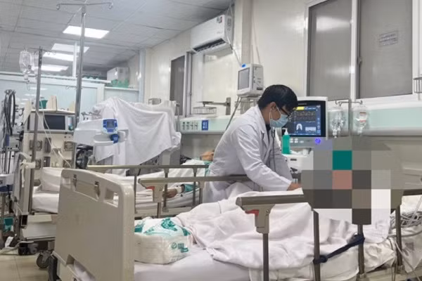 Bệnh nhân ngộ độc rượu đang điều trị tại Bệnh viện Nhân dân Gia Định TPHCM. Ảnh: Bệnh viện cung cấp. 