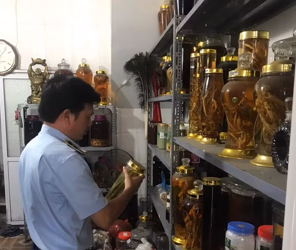 Trong số rượu bị thu giữ có một lượng lớn là rượu ngâm. 