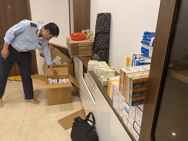 “Đột kích” kho thuốc tây trôi nổi giá rẻ tại chung cư Hà Nội Center Point - Hình 3 “Dot kich” kho thuoc tay troi noi gia re tai chung cu Ha Noi Center Point-Hinh-3