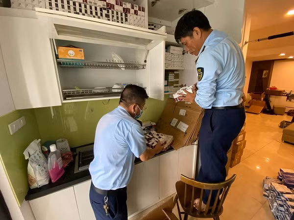 “Đột kích” kho thuốc tây trôi nổi giá rẻ tại chung cư Hà Nội Center Point - Hình 2 “Dot kich” kho thuoc tay troi noi gia re tai chung cu Ha Noi Center Point-Hinh-2