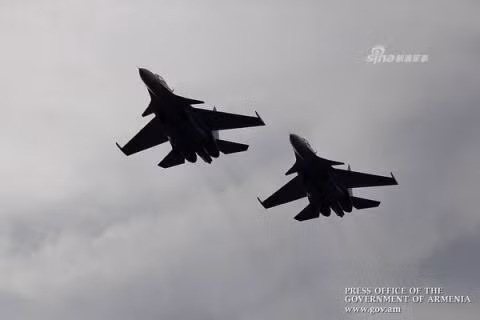 Theo một số báo cáo, có ít nhất 2 máy bay chiến đấu Su-30SM đang làm nhiệm vụ bảo vệ không phận Armenia, khả năng của chúng được đánh giá có phần vượt trội hơn đáng kể so với F-16 Thổ Nhĩ Kỳ. Điều này mang lại nhiều cơ hội hơn cho Armenia trong việc kiểm soát các cuộc không kích của đối phương.