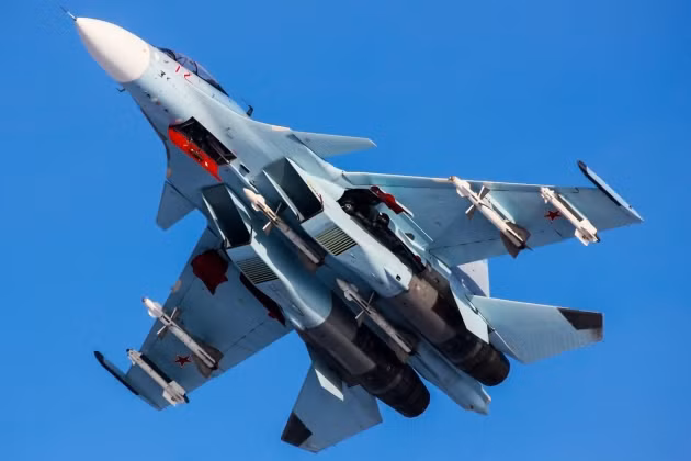 Không quân Armenia sở hữu khoảng 64 máy bay các loại, gồm 4 tiêm kích đa năng Su-30SM do Nga sản xuất, 13 cường kích Su-25, 15 trực thăng tấn công Mi-24, Mi-35, 12 trực thăng vận tải đa năng Mi-8, Mi-17 và Mi-171, cùng một số máy bay vận tải khác.