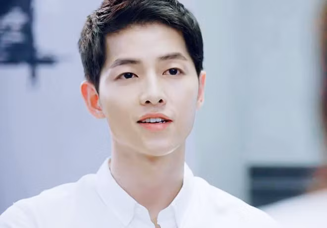 Với mức cát-xê 14,7 tỷ đồng mỗi quảng cáo tại Trung Quốc, Song Joong Ki trở thành ngôi sao Hàn Quốc có mức thù lao quảng cáo đắt đỏ nhất nhì đất nước đông dân nhất thế giới.