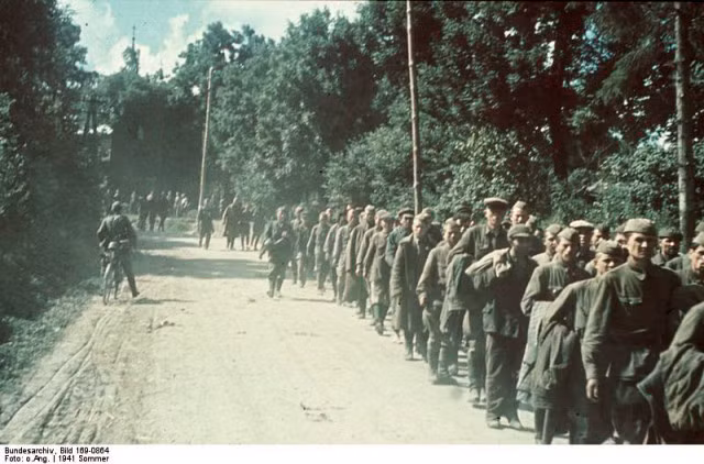 Tù binh Liên Xô gần Charkov, năm 1941. Nguồn ảnh: WHO