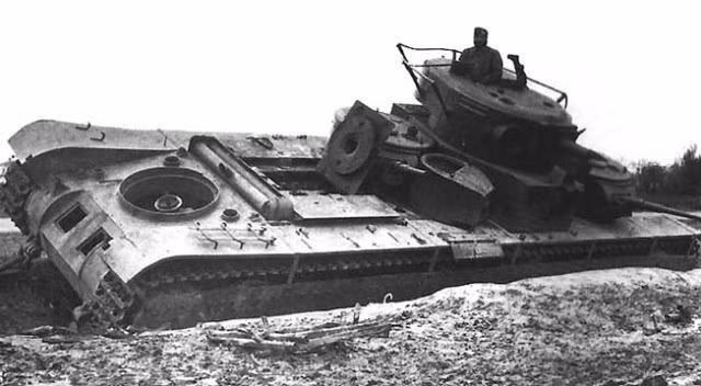 Lính Đức đang kiểm tra một chiếc xe tăng hạng nặng T-35 – biểu tượng sức mạnh thiết giáp Hồng quân Liên Xô những năm 1930. Với nhiều tháp pháo, T-35 được coi là “vũ khí bất khả chiến bại”, thế nhưng bước vào trận chiến nó lại thua khi mà chưa bắn được phát nào. Nguồn ảnh: WHO