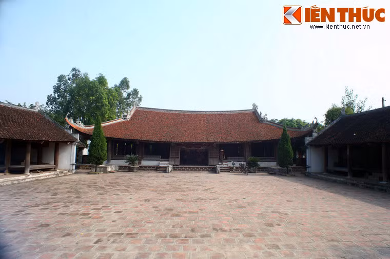 Sân đình lát gạch Bát Tràng, hai bên có Tả hữu mạc, mỗi nhà có năm gian nhỏ. Nhà Tả mạc là nơi thờ tổ tiên các dòng họ trong làng, còn nhà Hữu mạc là nơi thờ quan ôn, quan đương niên.