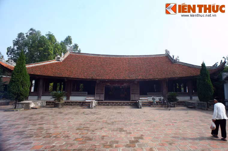 Công trình trung tâm của đình Mông Phụ là tòa Đại Đình, được dựng theo kiểu “ba gian hai chái”, có sáu hàng chân cột đặt trên một nền đất thấp.