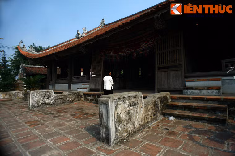 Sân đình đào thấp hơn so với mặt bằng xung quanh, khi mưa xuống, nước từ ba phía ào ạt đổ vào, sau đó thoát ra theo hai cống nhỏ chạy dọc theo nách đình như hai râu rồng.