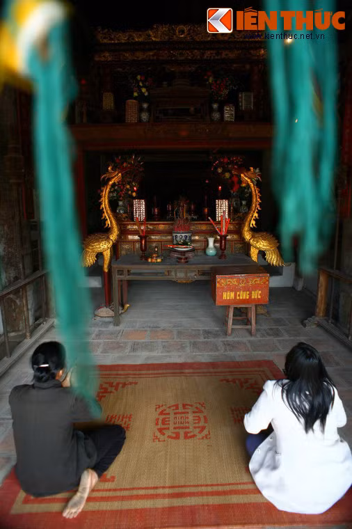 Gian giữa đại đình có cửa võng hình lưỡng long chầu nguyệt sơn son thiếp vàng. Một ban thờ lớn trang trí bằng tượng rồng, hổ phù...