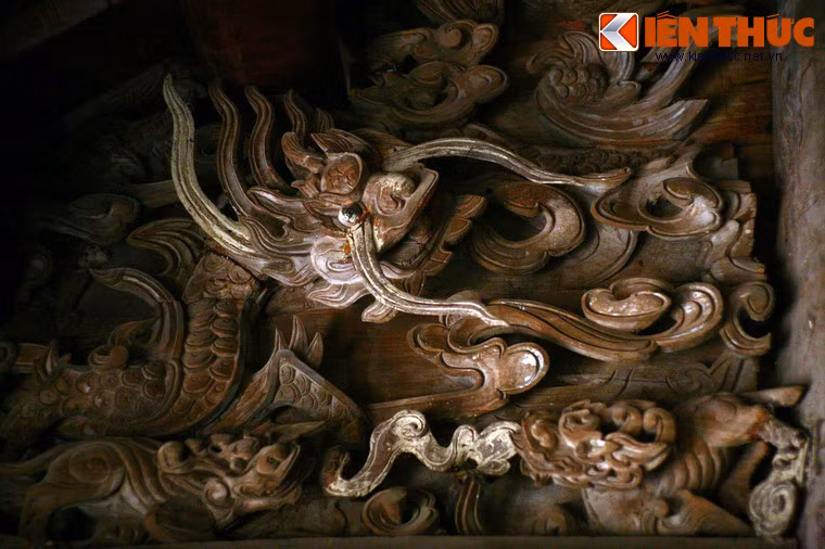 Rồng là hình tượng chính, thể hiện ước muốn mưa thuận gió hòa của dân làng.