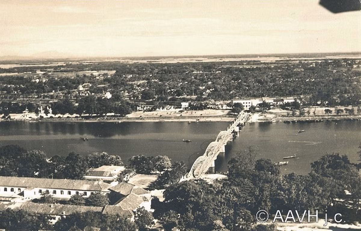 Cầu Trường Tiền và Khách sạn Morin (góc dưới bên trái) năm 1947. Thời điểm này cầu Trường Tiền đang được sửa chữa sau khi bị đánh sập trong Toàn quốc kháng chiến cuối năm 1946. Ảnh: Aavh.org