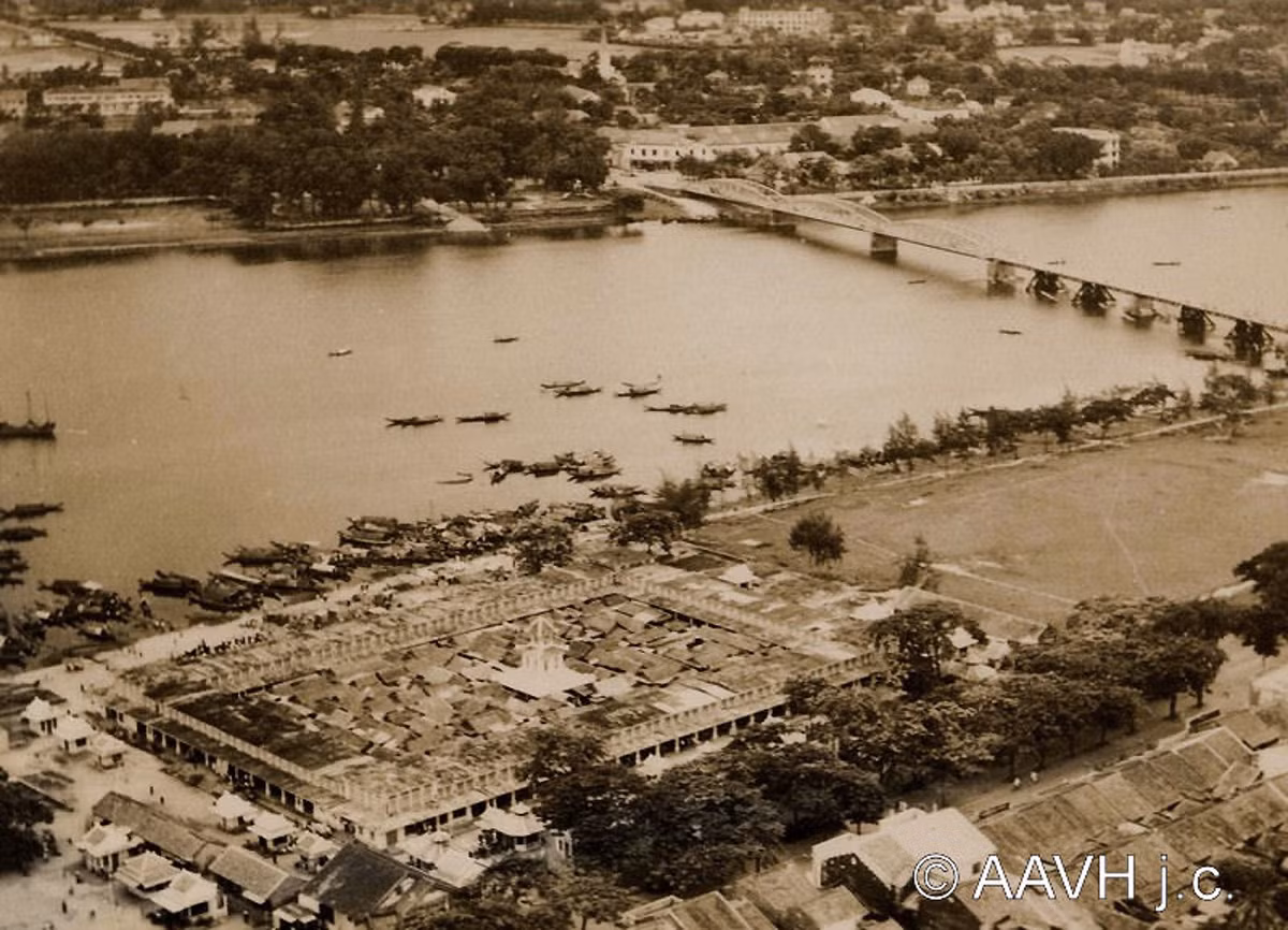 Chợ Đông Ba và cầu Trường Tiền năm 1947. Ảnh: Aavh.org