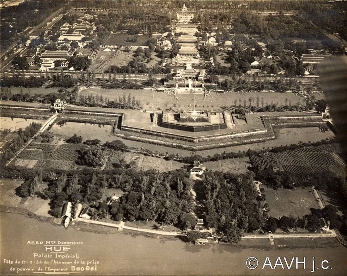 Toàn cảnh Hoàng thành Huế năm 1932 với trục thần đạo chạy dọc theo bức ảnh. Ảnh: Aavh.org