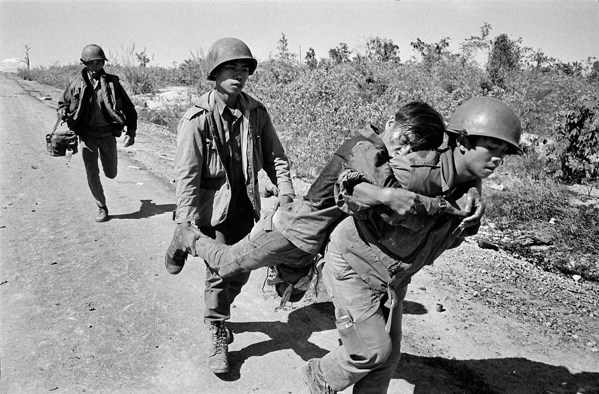 Lính Sài Gòn bị thương được đưa về tuyến sau trong cuộc chiến ở Kon Tum, 1972. Ảnh: Magnumphotos.com