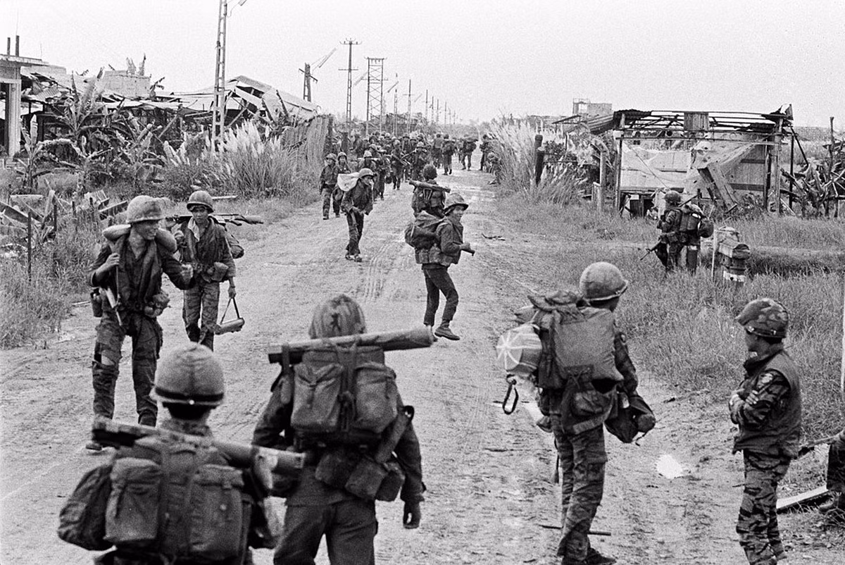 Binh lính Sài Gòn hành quân gần Vĩ tuyến 17, Quảng Trị năm 1972. Ảnh: Magnumphotos.com